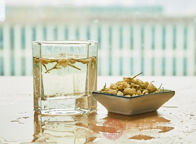 饮用茉莉花茶，在调节肠胃功能的同时，还能放松身心
