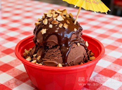 購(gòu)買(mǎi)冰淇淋時(shí)，要選擇正規(guī)廠家生產(chǎn)、質(zhì)量有保障的產(chǎn)品，查看產(chǎn)品的生產(chǎn)日期、保質(zhì)期和成分表，避免購(gòu)買(mǎi)含有過(guò)多添加劑的冰淇淋