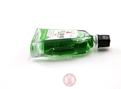 风油精的清香气味能掩盖异味