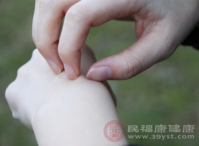 外出时若被蚊虫叮咬可将两者混合涂抹