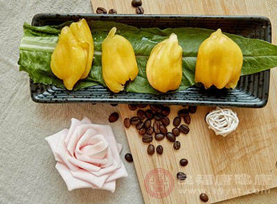 食用菠萝蜜时，可搭配一些低热量、高蛋白质的食物