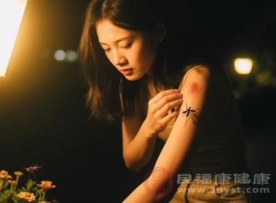 被蚊子叮咬后,皮肤会出现瘙痒感,抓挠容易导致皮肤破损,引发感染 被蚊子叮咬后,皮肤会出现瘙痒感,抓挠容易导致皮肤破损,引发感染