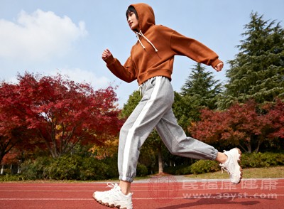 外出时穿戴帽子、围巾、手套、羽绒服等保暖衣物,重点保护头部、颈部、手部、脚部等易受凉部位 外出时穿戴帽子、围巾、手套、羽绒服等保暖衣物,重点保护头部、颈部、手部、脚部等易受凉部位