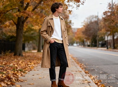 采用“洋葱式穿衣法”，内层棉质透气，中层薄毛衣或抓绒衣保暖，外层防风外套