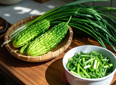 苦瓜性寒,味苦,入心、肝、脾、肺经,具有清热祛湿、明目解毒的作用 苦瓜性寒,味苦,入心、肝、脾、肺经,具有清热祛湿、明目解毒的作用