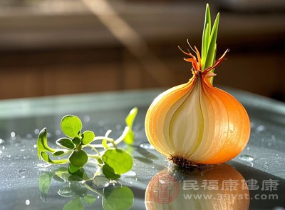 很多人担心发芽洋葱有毒,是因为将其与发芽土豆混淆 很多人担心发芽洋葱有毒,是因为将其与发芽土豆混淆