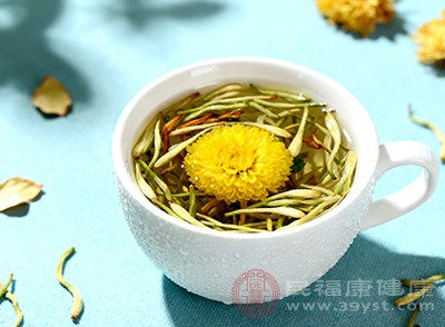 冲泡金银花菊花水时,建议用80-90℃的热水 冲泡金银花菊花水时,建议用80-90℃的热水