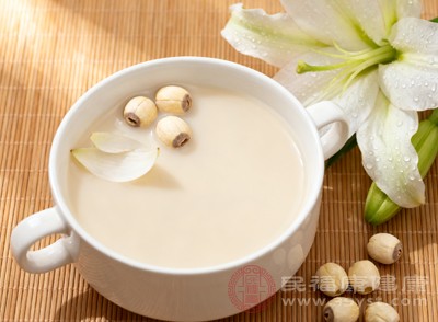 每天喝一杯豆浆,或是吃一份豆腐菜肴,既能补充优质蛋白质,又能在一定程度上促进胶原蛋白的合成,对皮肤和身体健康都有益处 每天喝一杯豆浆,或是吃一份豆腐菜肴,既能补充优质蛋白质,又能在一定程度上促进胶原蛋白的合成,对皮肤和身体健康都有益处