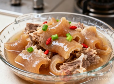 牛筋口感筋道，深受很多人的喜愛。它富含膠原蛋白，且脂肪含量比肥肉低，不含膽固醇