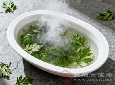 對(duì)于干燥缺水的皮膚，艾葉洗澡可以在清潔的同時(shí)補(bǔ)充水分和營(yíng)養(yǎng)，改善皮膚干燥、粗糙的狀況，讓皮膚保持水潤(rùn)健康