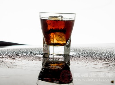 碳酸饮料中的二氧化碳气泡能带来清凉感，缓解辣的灼烧感