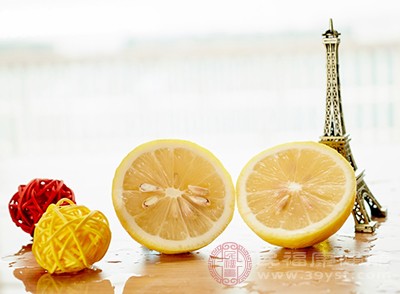 食醋、酸梅汤、柠檬等酸味食物，能改变口腔内的酸碱环境，中和辣椒素的刺激