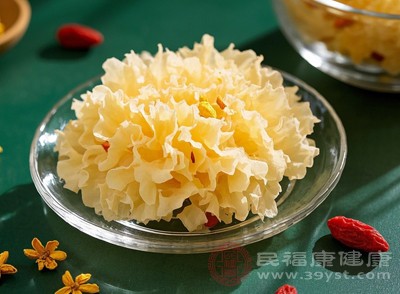 中醫(yī)推薦食用梨、銀耳、百合、蓮子、蜂蜜、麥冬等滋陰潤燥的食物