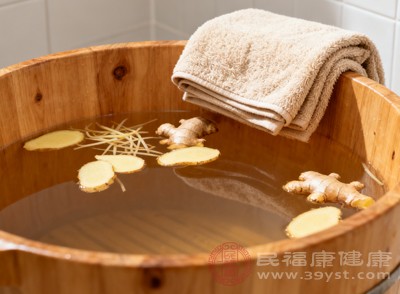 生姜性溫，能發(fā)汗解表、溫中止嘔，加入泡腳水中可促進血液循環(huán)，驅散足部寒氣，改善手腳冰涼