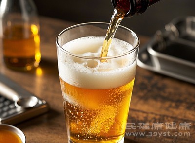 在经期喝啤酒后，可能会更容易患上感冒，出现咳嗽、流涕、发热等症状，且恢复时间可能会比平时更长