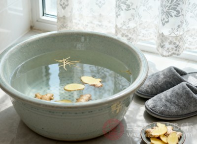 加入几片生姜,生姜性温,有温经散寒的作用 加入几片生姜,生姜性温,有温经散寒的作用