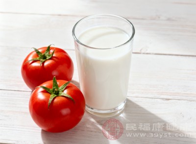 有人认为牛奶中的钙与西红柿中的草酸结合,会形成草酸钙结石,所以不能一起吃 有人认为牛奶中的钙与西红柿中的草酸结合,会形成草酸钙结石,所以不能一起吃