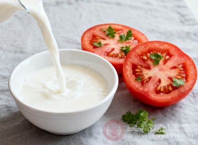 虽然牛奶和西红柿可以一起吃，但要注意搭配方式
