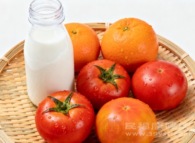 如果想将牛奶和西红柿一起吃，可以选择低乳糖或无乳糖牛奶，或者少量多次饮用，观察身体反应