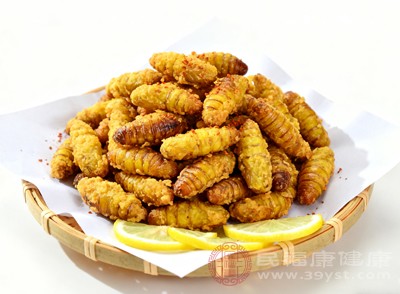 不建议食用凉拌蚕蛹或没有完全熟透的蚕蛹，以降低感染风险