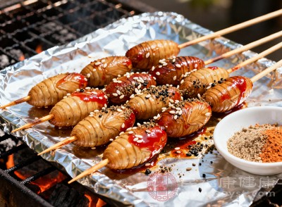 蚕蛹和酒类一起食用，容易引发身体不适