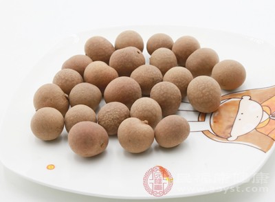 桂圓性溫味甘，含有葡萄糖、蔗糖、蛋白質等多種營養(yǎng)物質