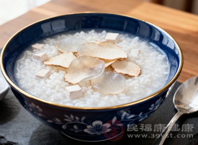 茯苓粥長期食用，不僅能改善脾胃功能，還能幫助身體排出多余水分，減輕體重。尤其適合脾胃虛弱、濕氣較重的減肥人群