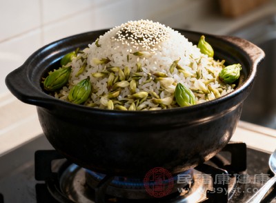 槐花蒸饭口感丰富,五花肉的油脂浸润着米饭和槐花,香气四溢 槐花蒸饭口感丰富,五花肉的油脂浸润着米饭和槐花,香气四溢