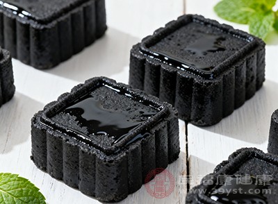 想要尝试更有创意的吃法,可以试试黑豆糕 想要尝试更有创意的吃法,可以试试黑豆糕