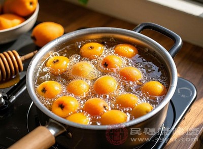 保持小火,继续熬煮30-40分钟,期间要密切观察枇杷膏的状态,不断搅拌,防止糊锅 保持小火,继续熬煮30-40分钟,期间要密切观察枇杷膏的状态,不断搅拌,防止糊锅