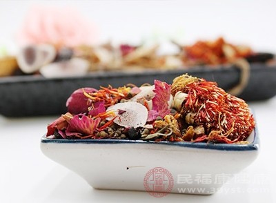 如果舌苔厚的情况较为严重,通过饮食和生活习惯调整效果不明显,可以在医生的指导下服用中药进行调理 如果舌苔厚的情况较为严重,通过饮食和生活习惯调整效果不明显,可以在医生的指导下服用中药进行调理