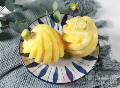 菠萝含有丰富的菠萝蛋白酶,这种酶能有效分解食物中的蛋白质,促进消化,减轻肠胃负担 菠萝含有丰富的菠萝蛋白酶,这种酶能有效分解食物中的蛋白质,促进消化,减轻肠胃负担