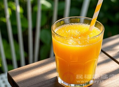 选择新鲜的橙子、苹果、梨等水果,榨成鲜榨果汁,果汁富含维生素C和水分,能为孕妇补充营养和水分 选择新鲜的橙子、苹果、梨等水果,榨成鲜榨果汁,果汁富含维生素C和水分,能为孕妇补充营养和水分