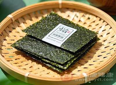 海苔中丰富的钙和维生素K是骨骼健康的“黄金搭档” 海苔中丰富的钙和维生素K是骨骼健康的“黄金搭档”