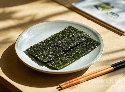 虽然海苔营养丰富,但在加工过程中通常会添加盐、糖、油等调味料来提升口感 虽然海苔营养丰富,但在加工过程中通常会添加盐、糖、油等调味料来提升口感