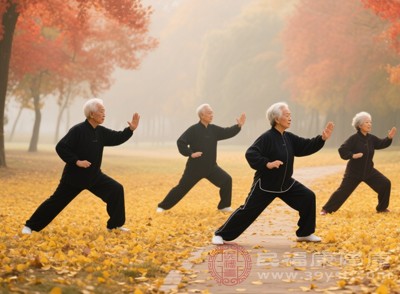 秋冬晨練誤區(qū)多到爆！老人別瞎出門，八段錦3式親測有效，宣肺抗秋乏超給力