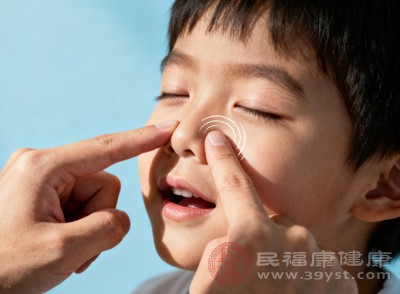 迎香穴位于孩子鼻翼外緣中點旁鼻唇溝中，是防感冒鼻塞的重要穴位