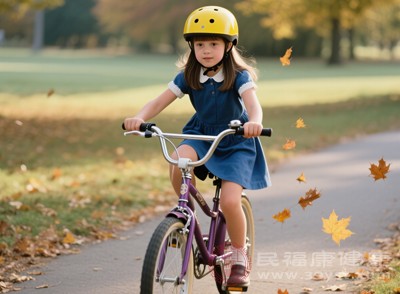 天气晴朗时,带孩子进行适当的户外活动,如散步、慢跑、玩耍等,每天户外活动时间不少于1小时,适当的运动能增强孩子的体质,提高对气候变化的适应能力 天气晴朗时,带孩子进行适当的户外活动,如散步、慢跑、玩耍等,每天户外活动时间不少于1小时,适当的运动能增强孩子的体质,提高对气候变化的适应能力