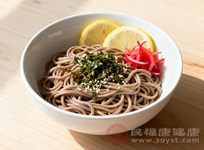 减肥吃面纠结？荞麦面魔芋面大PK