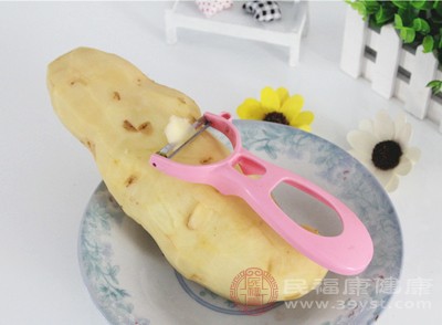 用削皮刀削去土豆外皮 用削皮刀削去土豆外皮
