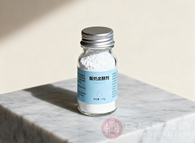 将适量的发酵剂倒入奶液中 将适量的发酵剂倒入奶液中