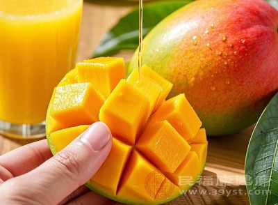 芒果中含有糖分和果酸,睡前吃完芒果如果不及时清洁口腔,残留在口腔内的糖分和果酸会为细菌提供滋生的温床,容易腐蚀牙齿,增加患龋齿的风险 芒果中含有糖分和果酸,睡前吃完芒果如果不及时清洁口腔,残留在口腔内的糖分和果酸会为细菌提供滋生的温床,容易腐蚀牙齿,增加患龋齿的风险