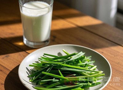 孕早期孕妇可以适量食用韭菜，但一定要控制好量