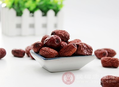 每天食用红枣的量控制在3-5颗为宜 每天食用红枣的量控制在3-5颗为宜