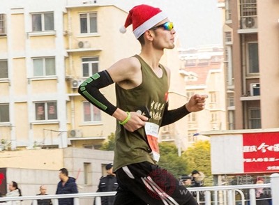 如果选择跑步前吃饭,建议在跑步前1.5-3小时进食 如果选择跑步前吃饭,建议在跑步前1.5-3小时进食