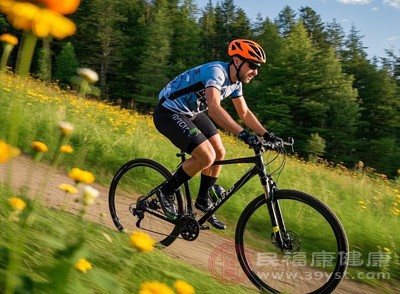 快走、慢跑、骑行等户外有氧运动，能让人体充分接触秋日的新鲜空气和温和阳光