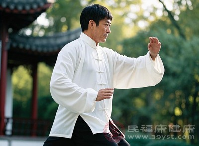 选择温和的运动方式，如散步、太极拳、八段锦等，避免剧烈运动