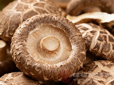 黑木耳、香菇、紫菜等菌类食物,铁含量也较为可观 黑木耳、香菇、紫菜等菌类食物,铁含量也较为可观