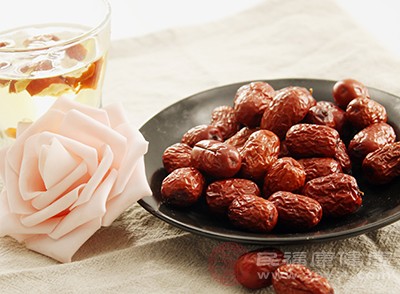 加入少量枸杞、红枣