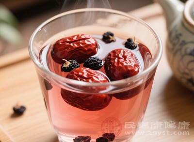 红枣性温，具有补中益气、养血安神的功效，与黑枸杞搭配，能增强滋补效果